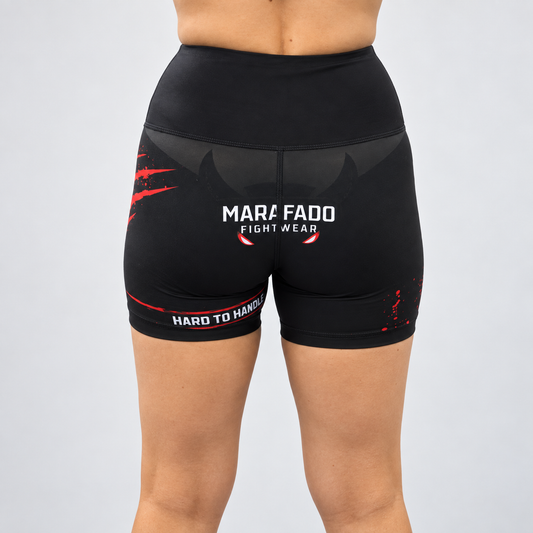 Calções de compressão Hard to Handle pretos e vermelhos da Marafado Fightwear, vestidos por modelo feminino, vista de costas com logótipo Marafado e inscrição Hard to Handle.
