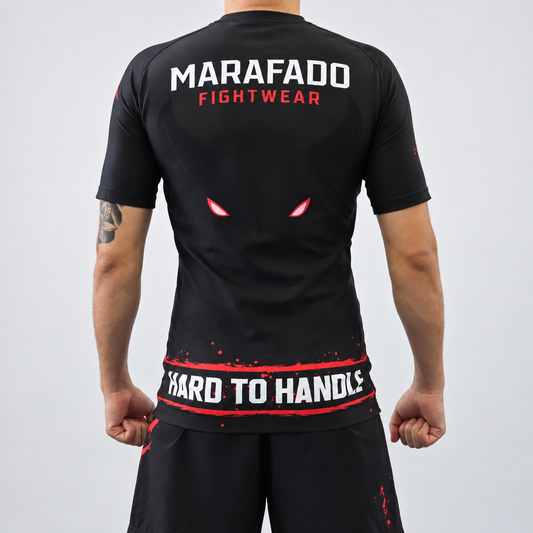Rashguard Hard to Handle de homem da Marafado Fightwear vestida por modelo, vista de costas, com logótipo e inscrição Hard to Handle.