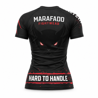 Hard to Handle Rashguard feminina de manga curta preta e vermelha, vista traseira em três quartos