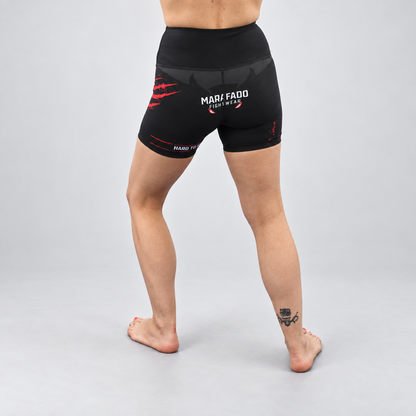 Calções de compressão Hard to Handle pretos e vermelhos da Marafado Fightwear, vestidos por modelo feminino, vista traseira em três quartos com as pernas afastadas.