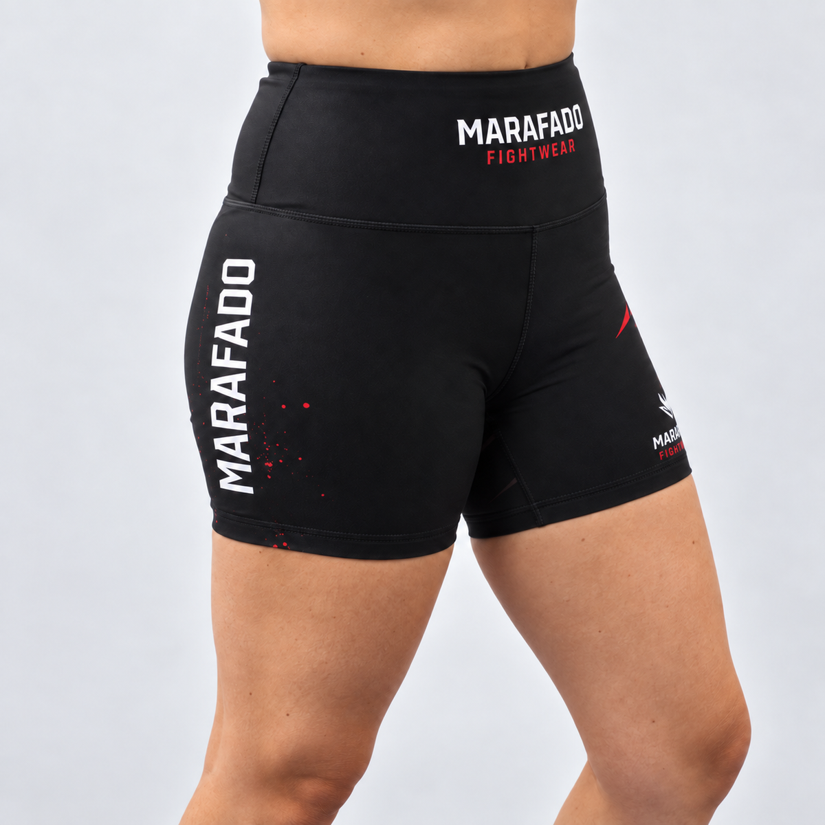 Calções de compressão Hard to Handle pretos e vermelhos da Marafado Fightwear, vestidos por modelo feminino, vista frontal em três quartos com inscrição Marafado na lateral.