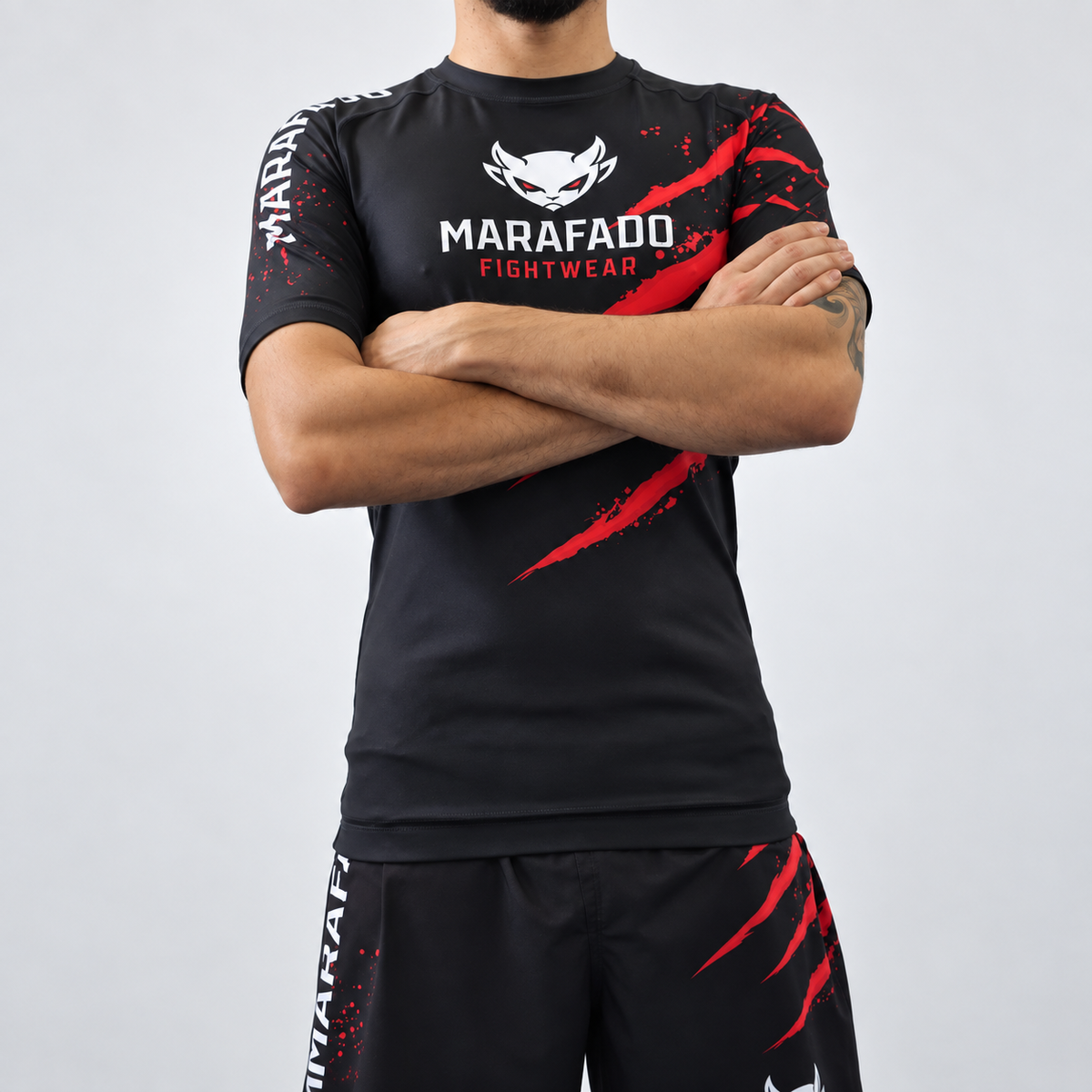 Rashguard Hard to Handle de homem da Marafado Fightwear vestida por modelo, vista de frente com os braços cruzados.
