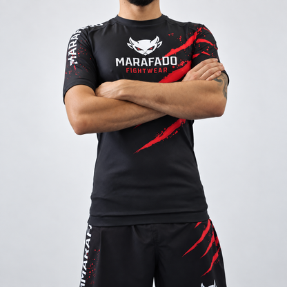 Rashguard Hard to Handle de homem da Marafado Fightwear vestida por modelo, vista de frente com os braços cruzados.