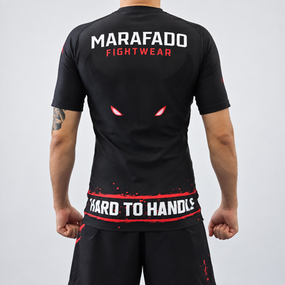 Rashguard Hard to Handle de homem da Marafado Fightwear vestida por modelo, vista de costas, com logótipo e inscrição Hard to Handle.