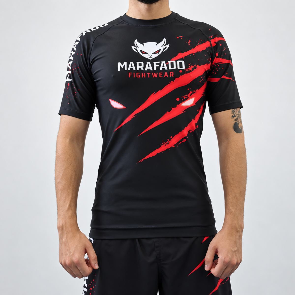 Rashguard Hard to Handle de homem da Marafado Fightwear, preta e vermelha, vestida por modelo, vista de frente.