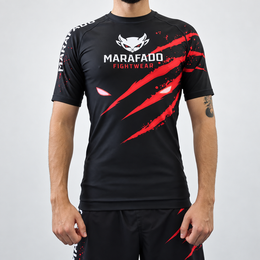 Rashguard Hard to Handle de homem da Marafado Fightwear, preta e vermelha, vestida por modelo, vista de frente.