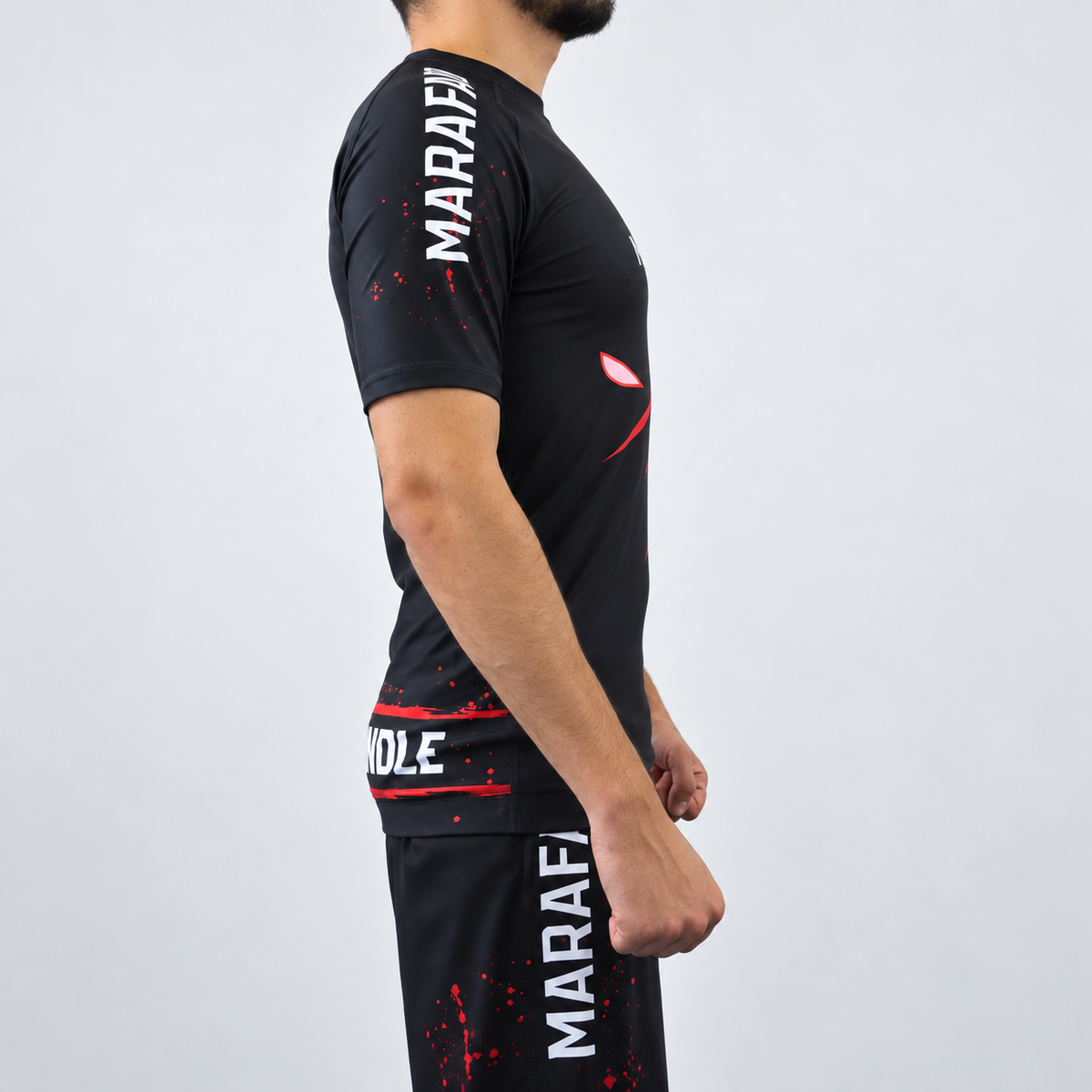 Rashguard Hard to Handle de homem da Marafado Fightwear vestida por modelo, vista lateral direita, com inscrição Marafado na manga.