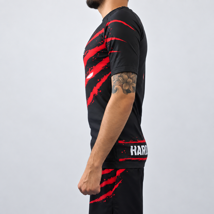 Rashguard Hard to Handle de homem da Marafado Fightwear vestida por modelo, vista lateral esquerda, com detalhes vermelhos na manga.