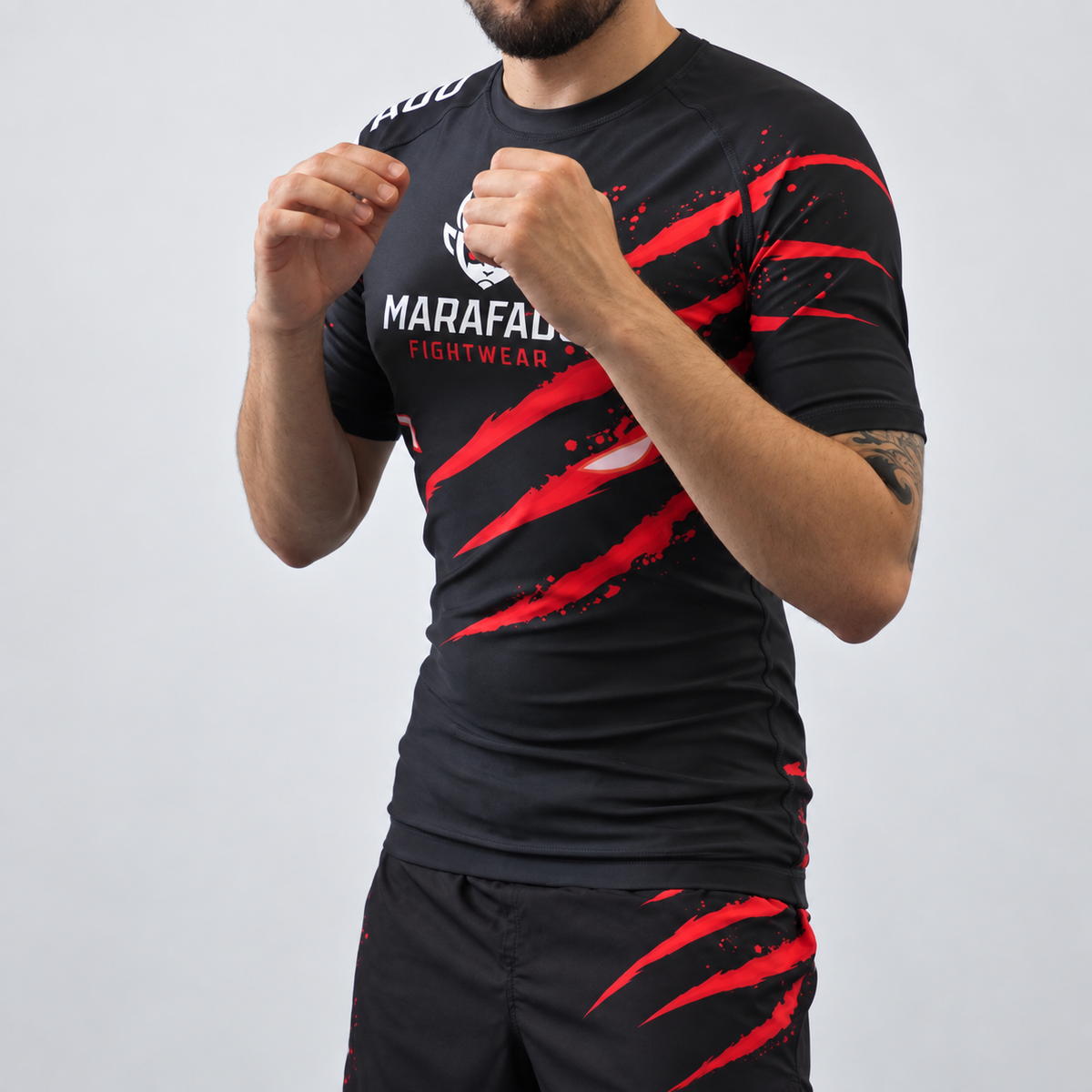 Rashguard Hard to Handle de homem da Marafado Fightwear vestida por modelo, vista a três quartos em posição de combate.