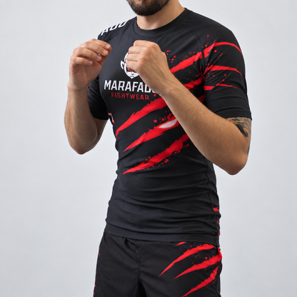 Rashguard Hard to Handle de homem da Marafado Fightwear vestida por modelo, vista a três quartos em posição de combate.