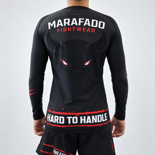 Rashguard Hard to Handle LS de manga comprida da Marafado Fightwear, vestida por modelo masculino, vista de costas, com logótipo e inscrição Hard to Handle.