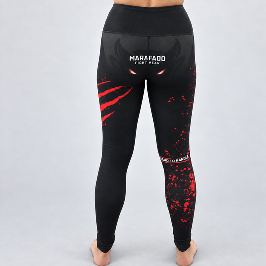 Leggings Hard to Handle pretas e vermelhas da Marafado Fightwear, vestidas por modelo feminino, vista de costas com logótipo Marafado e inscrição Hard to Handle.