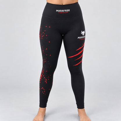 Leggings Hard to Handle pretas e vermelhas da Marafado Fightwear, vestidas por modelo feminino, vista de frente com cintura alta e detalhes vermelhos nas pernas.